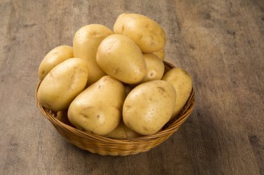 Biraz patates bir ahşap yüzey üzerinde