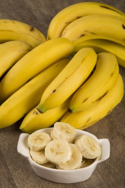 Bir banch muz ve dilimlenmiş muz