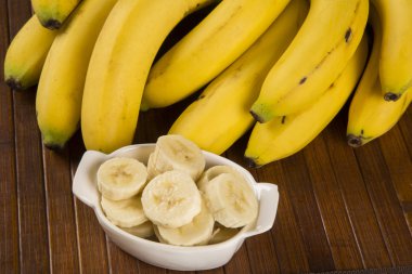 Bir banch muz ve dilimlenmiş muz