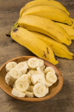 Bir banch muz ve dilimlenmiş muz