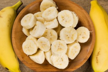 Bir banch muz ve dilimlenmiş muz