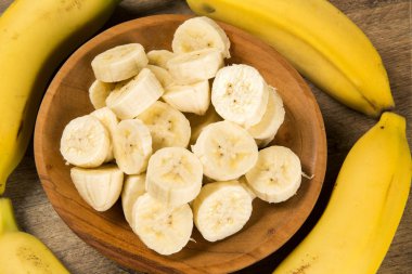 Bir banch muz ve dilimlenmiş muz