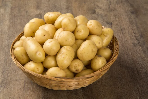 Kilka ziemniaków na powierzchni drewnianych — Zdjęcie stockowe
