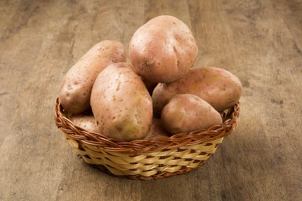 Świeże ziemniaki na rustykalne drewniane tła — Zdjęcie stockowe