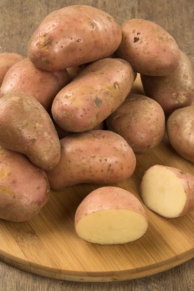 Batatas frescas no fundo de madeira rústica — Fotografia de Stock