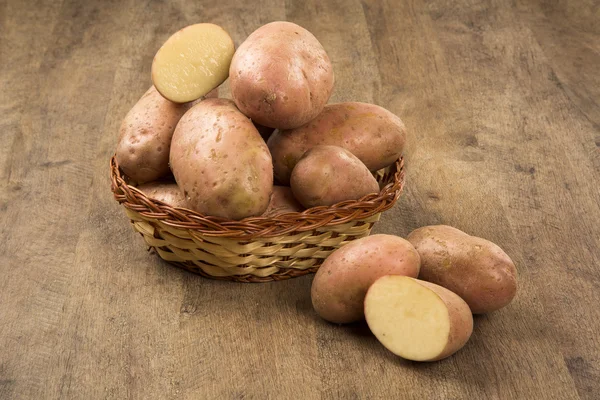 Patatas frescas sobre fondo rústico de madera —  Fotos de Stock