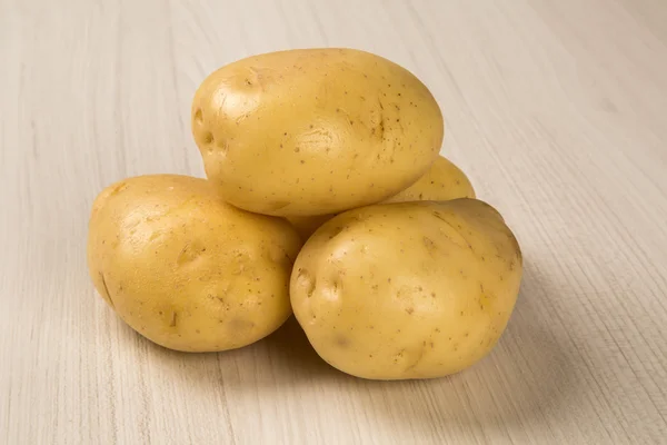 Деякі картоплі на білому тлі — стокове фото