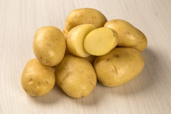 흰색 배경 위에 일부 감자 — 스톡 사진
