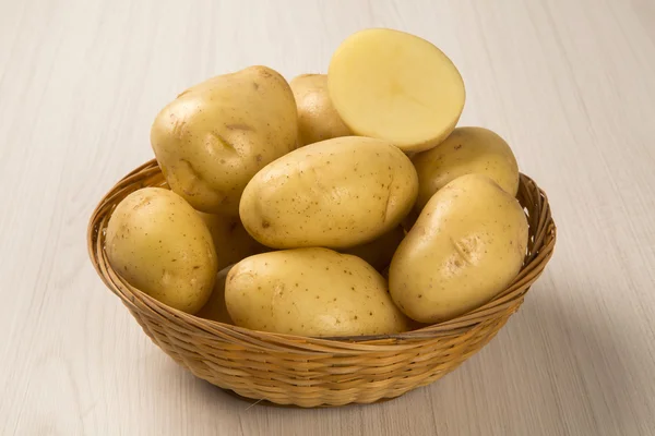 Kilka ziemniaków na białym tle — Zdjęcie stockowe