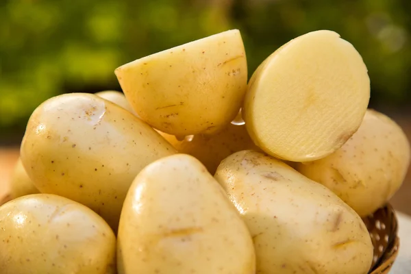 Картопля над дерев'яною поверхнею — стокове фото