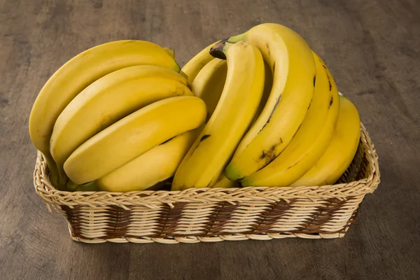 Un banco de plátanos y un plátano en rodajas — Foto de Stock