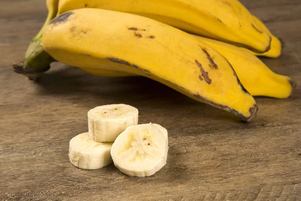 Банкетка з бананами та нарізаним бананом — стокове фото