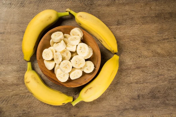 Банкетка з бананами та нарізаним бананом — стокове фото