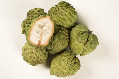 Şeker elmalar ahşap bir masa üzerinde.