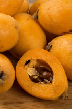 Yenidünya muşmulası meyve ahşap arka plan üzerinde.