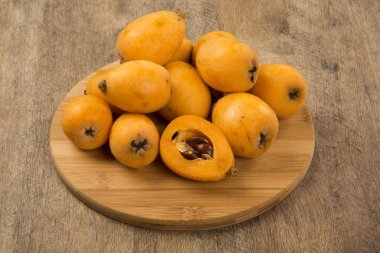 Yenidünya muşmulası meyve ahşap arka plan üzerinde.