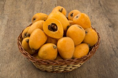 Yenidünya muşmulası meyve ahşap arka plan üzerinde.