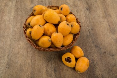 Yenidünya muşmulası meyve ahşap arka plan üzerinde.