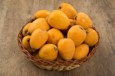 Yenidünya muşmulası meyve ahşap arka plan üzerinde.