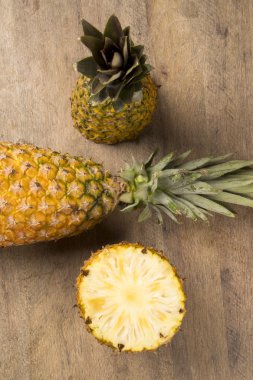 Ahşap bir masa üzerinde bazı ananas 
