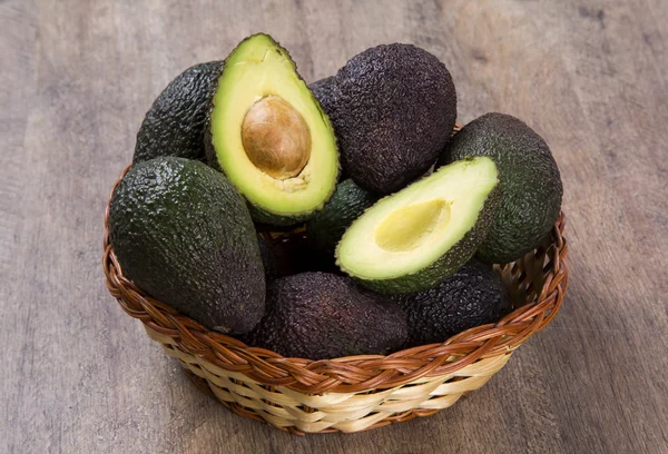 Sommige avocado's over een houten oppervlak. — Stockfoto