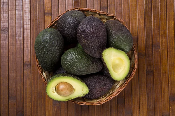 Sommige avocado's over een houten oppervlak. — Stockfoto
