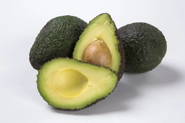 Alcuni avocado su sfondo bianco . — Foto Stock