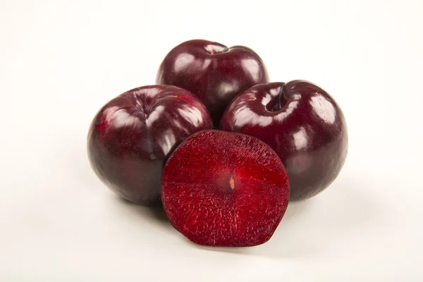 Fresh bright plums in the bowl on board — Stock Photo, Image