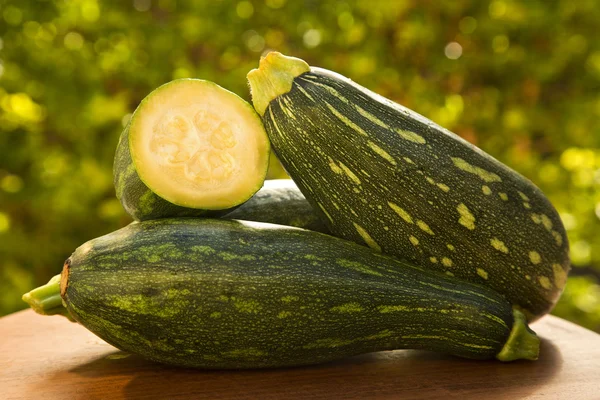 Sommige courgettes over een witte houten oppervlak — Stockfoto