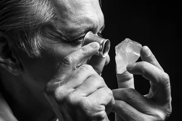 Retrato de un joyero durante la evaluación de joyas . —  Fotos de Stock