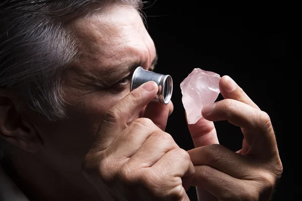 Retrato de un joyero durante la evaluación de joyas . —  Fotos de Stock