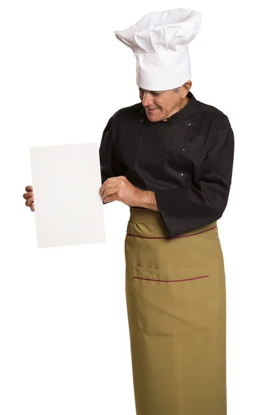 Пожилой человек шеф-повар в форме, с поднятыми пальцами и пустыми визитными карточками. . — стоковое фото