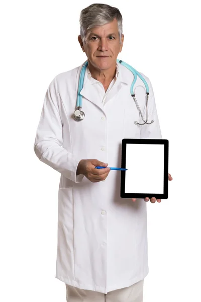 Doctor revisando las notas del paciente en una tableta-PC de pie con su s — Foto de Stock