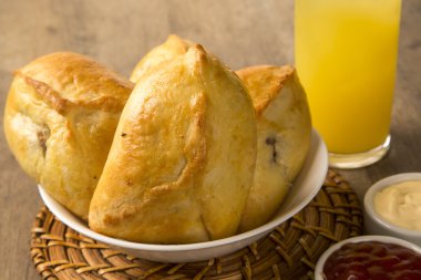 esfiha eti soda ve portakal suyu ile masada