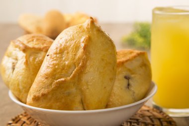 esfiha eti soda ve portakal suyu ile masada