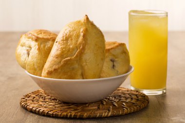 esfiha eti soda ve portakal suyu ile masada