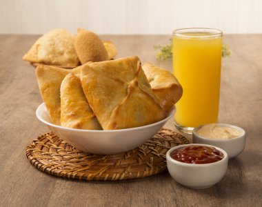 esfiha eti soda ve portakal suyu ile masada
