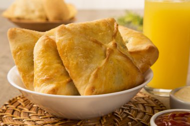 esfiha eti soda ve portakal suyu ile masada