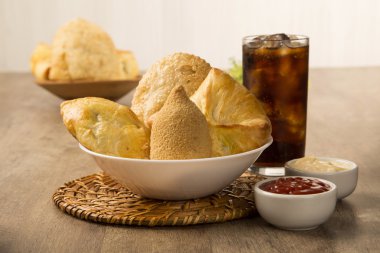 Karışık Brezilya derin yağda kızartılmış tavuk atıştırmalık,, esfihas ve hamur işi.