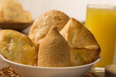 Karışık Brezilya derin yağda kızartılmış tavuk atıştırmalık,, esfihas ve hamur işi.