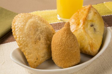 Karışık Brezilya derin yağda kızartılmış tavuk atıştırmalık,, esfihas ve hamur işi.