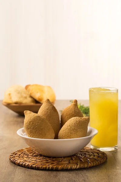 Lanche de frango frito brasileiro, popular em festas locais . — Fotografia de Stock