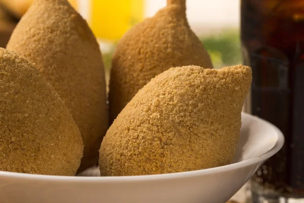 Lanche de frango frito brasileiro, popular em festas locais . — Fotografia de Stock