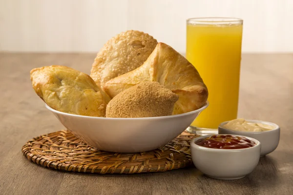 Mixed Brazilian deep fried chicken snack,, esfihas and pastry. — Stock Photo, Image