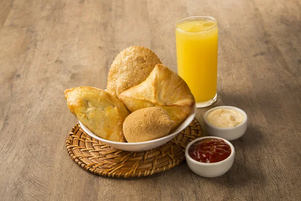 Misto brasileiro frango frito lanche, esfihas e pastelaria . — Fotografia de Stock