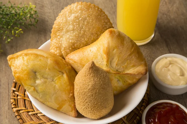 Misto brasileiro frango frito lanche, esfihas e pastelaria . — Fotografia de Stock