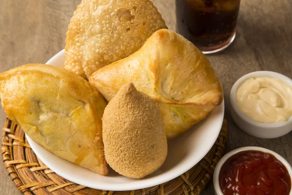 Snack brasileño mixto de pollo frito, esfihas y pastelería . —  Fotos de Stock