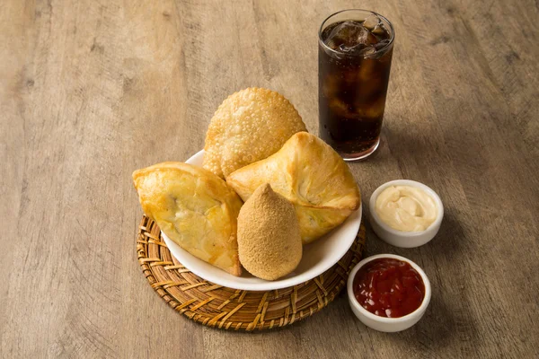 Misto brasileiro frango frito lanche, esfihas e pastelaria . — Fotografia de Stock