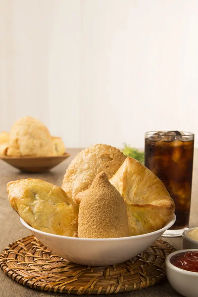 Misto brasileiro frango frito lanche, esfihas e pastelaria . — Fotografia de Stock