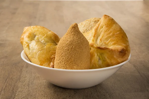 Snack brasileño mixto de pollo frito, esfihas y pastelería . —  Fotos de Stock